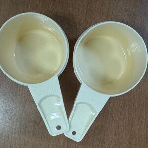 Vintage Tupperware Measuring Cups Set Of 2 Ivory Color 2/3 and 3/4‎